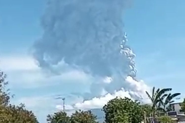 Semburan abu dari mulut gunung Ile Mandiri setinggi 4.000 meter, Minggu (29/11/2020).