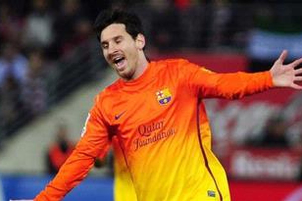 Penyerang Barcelona dari Argentina, Lionel Messi, merayakan golnya dalam laga Liga BBVA melawan Granada di Stadion Nuevo Los Carmenes, Minggu (16/2/2013). Barca menang 2-1 dan kedua gol diborong Messi yang mengantarnya raihan gol ke-301-nya untuk klub Catalan. 