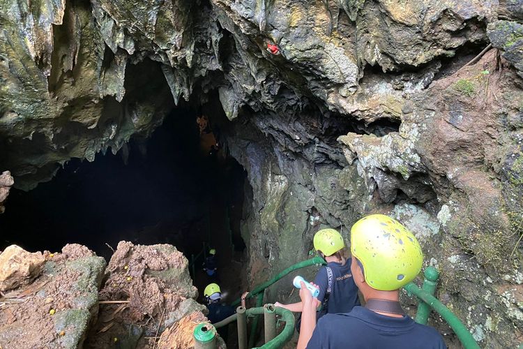 Pintu masuk Goa Kiskendo di Desa Jatimulyo, Kecamatan Girimulyo, Kabupaten Kulon Progo, Yogyakarta.