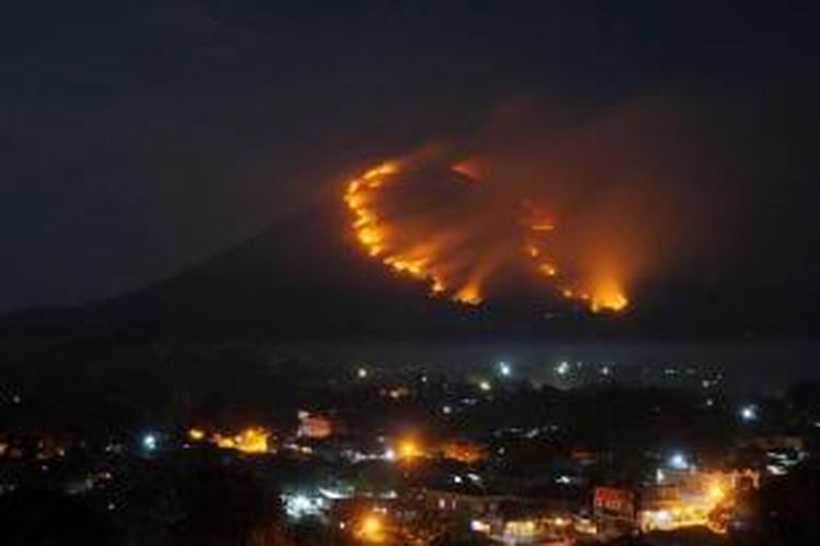 Hutan lindung di Gunung Api Lokon, Tomohon, Sulawesi Utara terbakar hebat. Api yang bermula dari perkebunan warga, sejak Rabu (23/9/2015), terus membesar dan telah menghanguskan sedikitnya 100 hektare lahan.