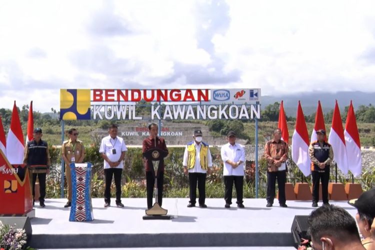 Presiden Joko Widodo saat meresmikan Bendungan Kuwil Kawangkoan di Minahasa Utara, Sulawesi Utara pada Kamis (19/1/2022).