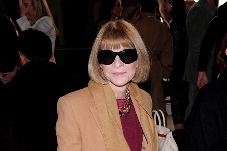 Anna Wintour, ikon fesyen dan Editor-in-Chief Vogue, dikenal dengan kacamata hitamnya. Ini alasan kenapa Wintour selalu memakainya.