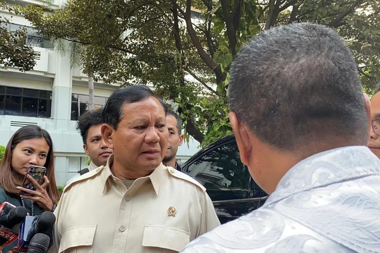 Menteri Pertahanan RI Prabowo Subianto usai menerima tamu pengacara Hotman Paris di Kantor Kementerian Pertahanan, Jakarta Pusat, Kamis (10/8/2023).