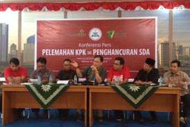 Perwakilan dari Thamrin School of Climate Change and Sustainability, Madrasah Anti Korupsi Pemuda Muhammadiyah, Pusat Belajar Anti Korupsi Dompet Dhuafa, Persatuan Gereja Indonesia (PGI) dan Nahdatul Ulama (NU), menggelar konferensi pers menolak revisi UU KPK di Gedung Pusat Dakwah Muhammadyah, Selasa (16/2/2016).

Dalam konferensi tersebut mereka menolak revisi sebagai upaya pelemahan KPK karena akan berpengaruh pada upaya pemberantasan korupsi di sektor pengelolaan Sumber Daya Alam.




