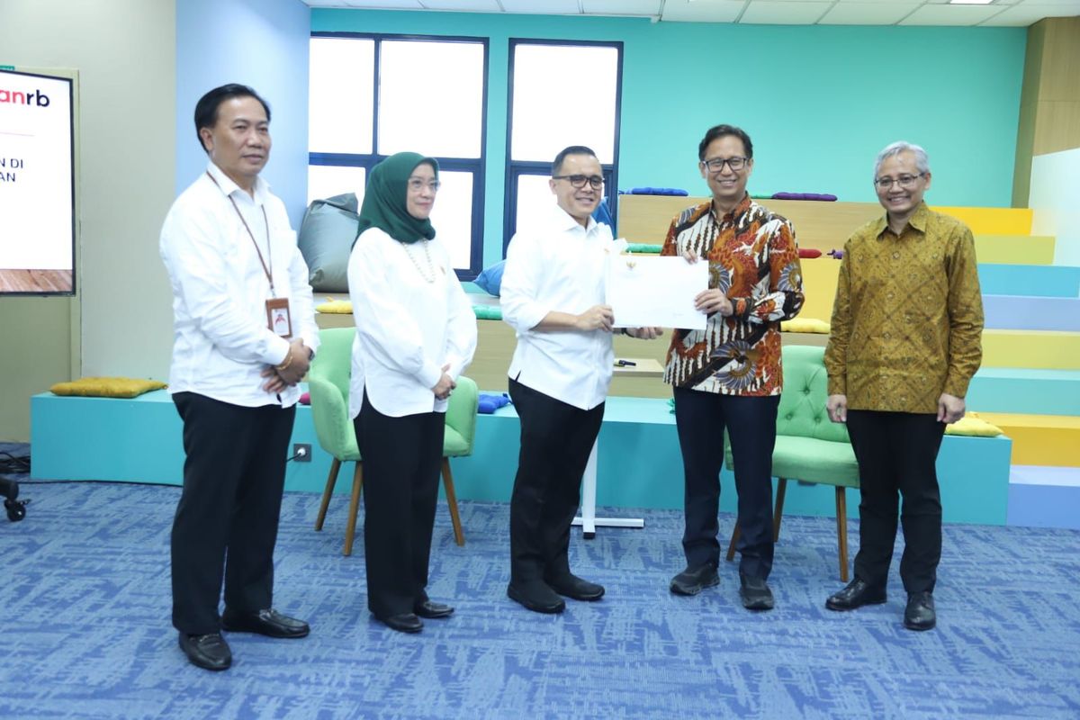 Menteri Pendayagunaan Aparatur Sipil Negara dan Reformasi Birokrasi (Menpan-RB) Abdullah Azwar Anas bertemu dengan Menteri Kesehatan (Menkes) Budi Gunadi Sadikin.
