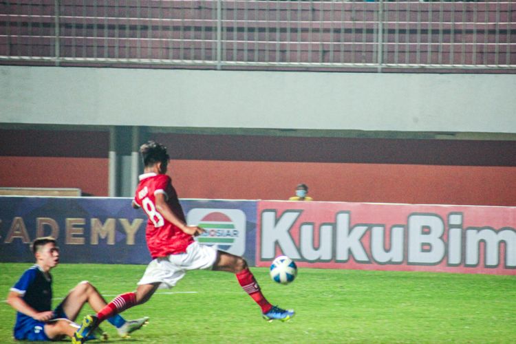 Aksi pemain timnas U16 Indonesia, Arkhan Kaka Putra Purwanto, dalam laga Indonesia vs Filipina pada ajang Piala AFF U16 2022, Minggu (31/7/2022) malam WIB di Stadion Maguwoharjo, Sleman.
