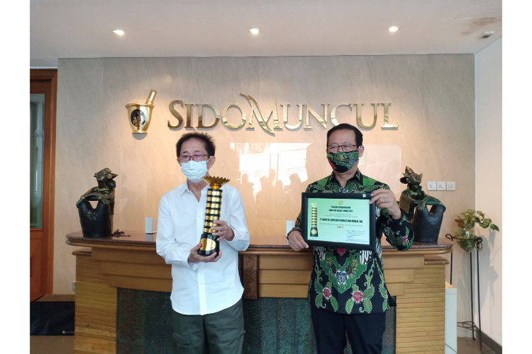 Direktur Marketing Sido Muncul Irwan Hidayat dan General Manager Lingkungan Sido Muncul Hadi Hartojo sedang memegang penghargaan Industri Hijau Level 5 dari Kemenperin. 