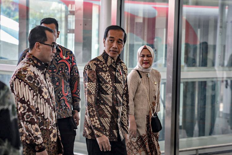 Presiden Joko Widodo (Jokowi) saat ditemui di stasiun Padalarang saat menjajal kembali kereta cepat Jakarta-Bandung alias Whoosh usai meresmikannya di stasiun Halim, Jakarta Timur, Senin (2/10/2023).