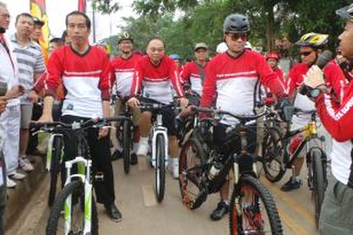 Gubernur DKI Jakarta Joko Widodo mengikuti acara bersepeda di Kanal Banjir Timur (KBT), Jatinegara, Jakarta Timur. Minggu (10/11/2013).