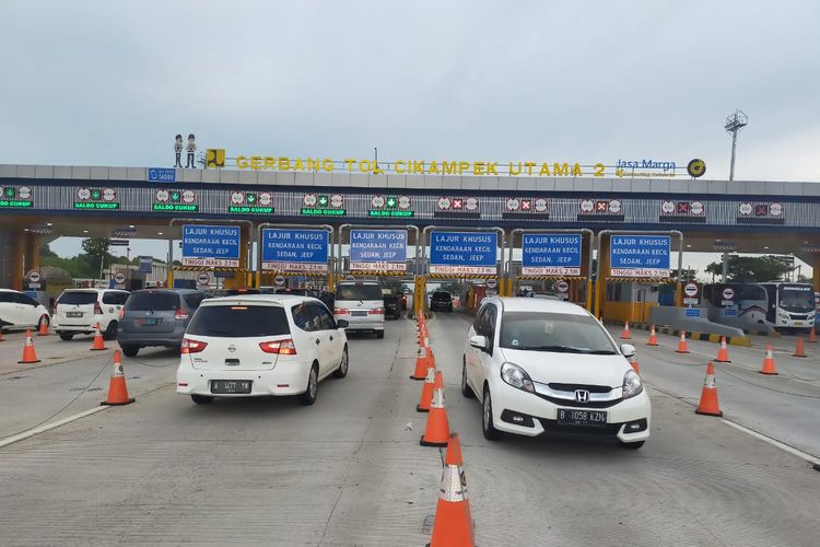 Situasi lalu lintas kendaraan yang melintas di Gerbang Tol (GT) Cikampek Utama 2.