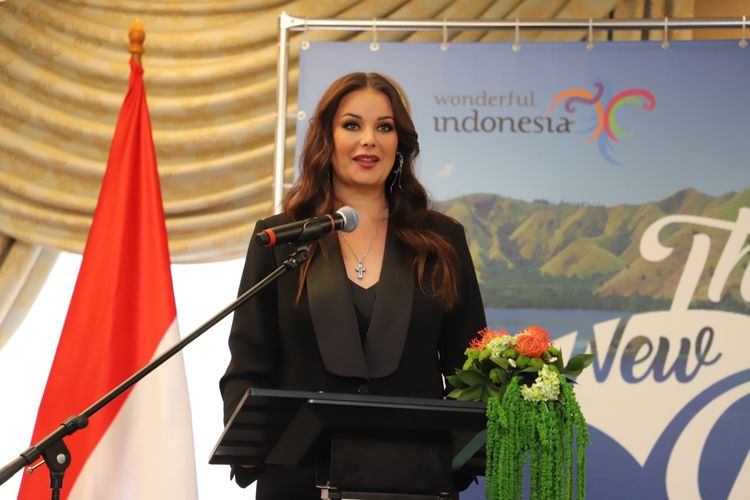 Miss Universe Oksana Fedorova dalam Peluncuran Buku The 10 New Bali edisi bahasa Rusia.