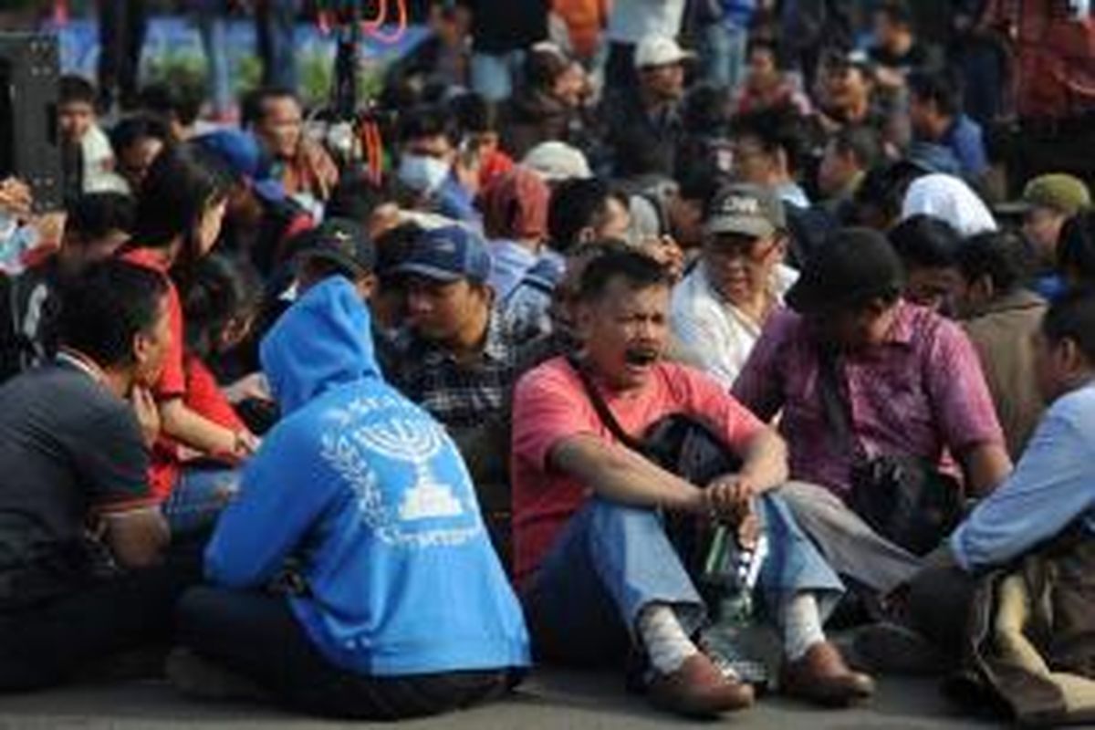 Perusahaan aplikasi pemesan layanan ojek GrabBike merekrut mitra pengendara di Plaza Barat, Gelora Bung Karno, Senayan, Jakarta, Rabu (12/8/2015). Saat ini layanan ojek yang aman dan nyaman menjadi transportasi andalan masyarakat untuk menembus kepadatan lalu lintas Jakarta.