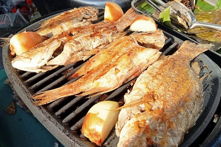 Sajian ikan bakar untuk campuran bumbu woku belanga di acara Festival Jajanan Bango 2022.