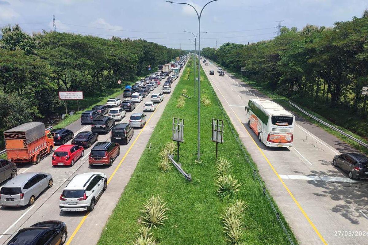 Ruas KM 188 Tol Cipali Kembali Padat Merayap, "One Way" Diberlakukan