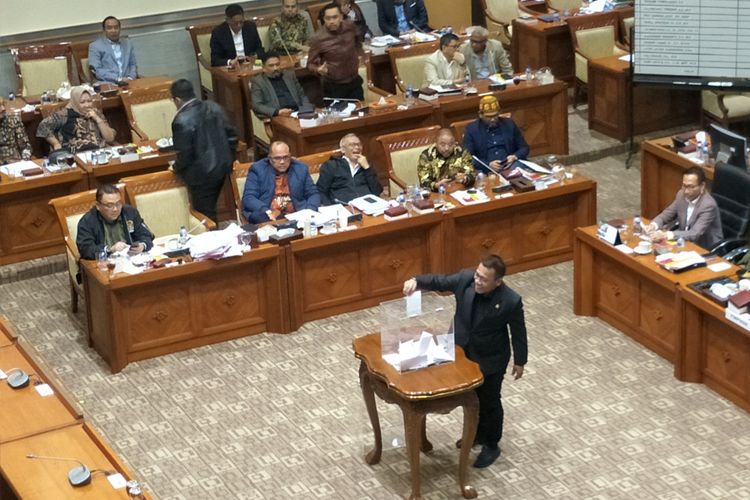 Anggota Komisi III dari Fraksi PDI-P Masinton Pasaribu saat memberikan suara dalam voting pemilihan calon pimpinan Komisi Pemberantasan Korupsi (KPK) periode 2019-2023 di ruang rapat Komisi III, Kompleks Parlemen, Senayan, Jakarta, Jumat (13/9/2019) dini hari.