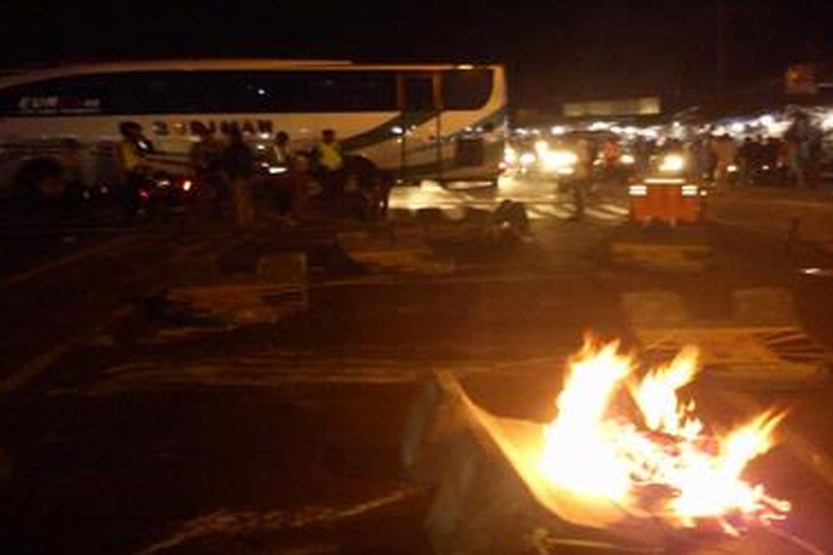 Sejumlah pedagang di Jalur Lama Nagreg, Sabtu (3/9/2011) petang marah dan membakar keranjang serta memblokade jalan. Mereka tidak puas karena kendaraan arus balik tetap tidak banyak melintas di jalur lama, meski polisi sejak siang sudah mengizinkan arus balik kembali lewat jalur tersebut.