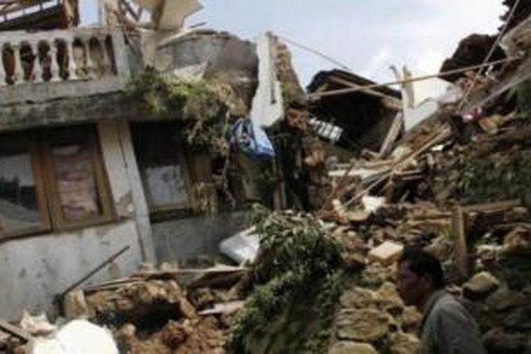 Salah satu rumah tampak hancur dihantam longsor di Bogor. 