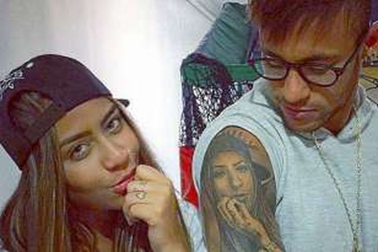 Neymar memperlihatkan tato saudarinya, Rafaella (kiri). Neymar dikabarkan akan meninggalkan FC Barcelona karena Rafaella yang memberikan indikasi tersebut.