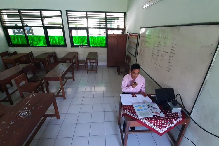 Guru Kelas VI MIN 8 Gunungkidul Ahmad Satibi Sedang Mengajar Menggunakan HT Selasa (25/8/2020)