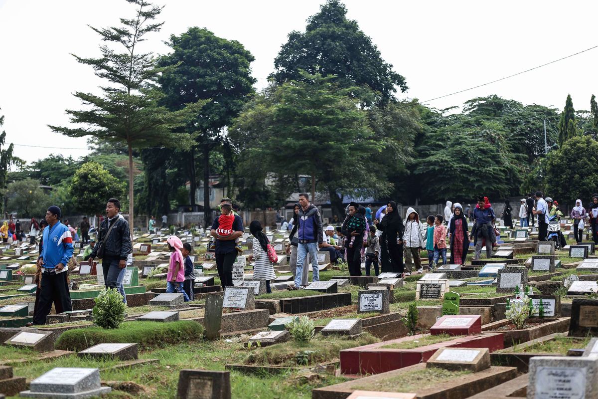 Warga melakukan ziarah kubur di TPU Karet Bivak, Jakarta Pusat, Kamis (6/6/2019). Umat muslim melakukan ziarah kubur untuk mendoakan sanak keluarga yang sudah wafat.