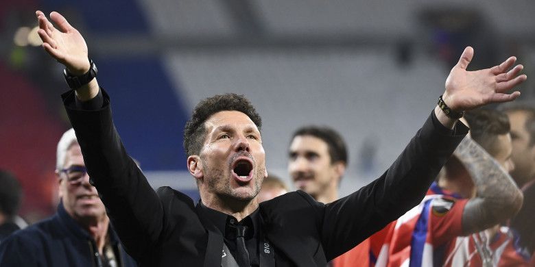 Pelatih Atletico Madrid, Diego Simeone, merayakan keberhasilan timnya menjuarai Liga Europa 2017-2018 setelah mengalahkan Olympique Marseille di laga final, Kamis (17/5/2018) dini hari WIB di Stadion Parc OL, Lyon.