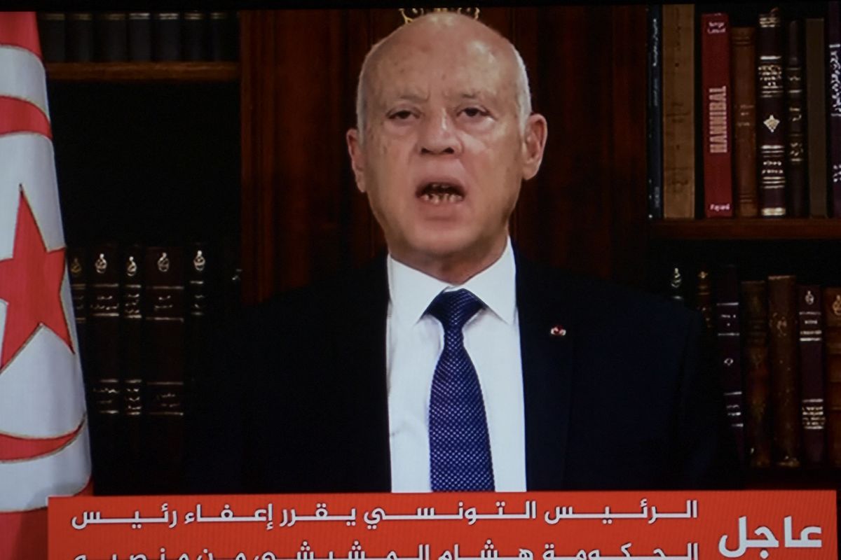 Foto dari tayangan televisi memperlhatkan Presiden Tunisia Kais Saied mengumumkan penangguhan parlemen dan pemecatan Perdana Menteri Hichem Mechichi, Minggu (25/7/2021), di Istana Carthage.