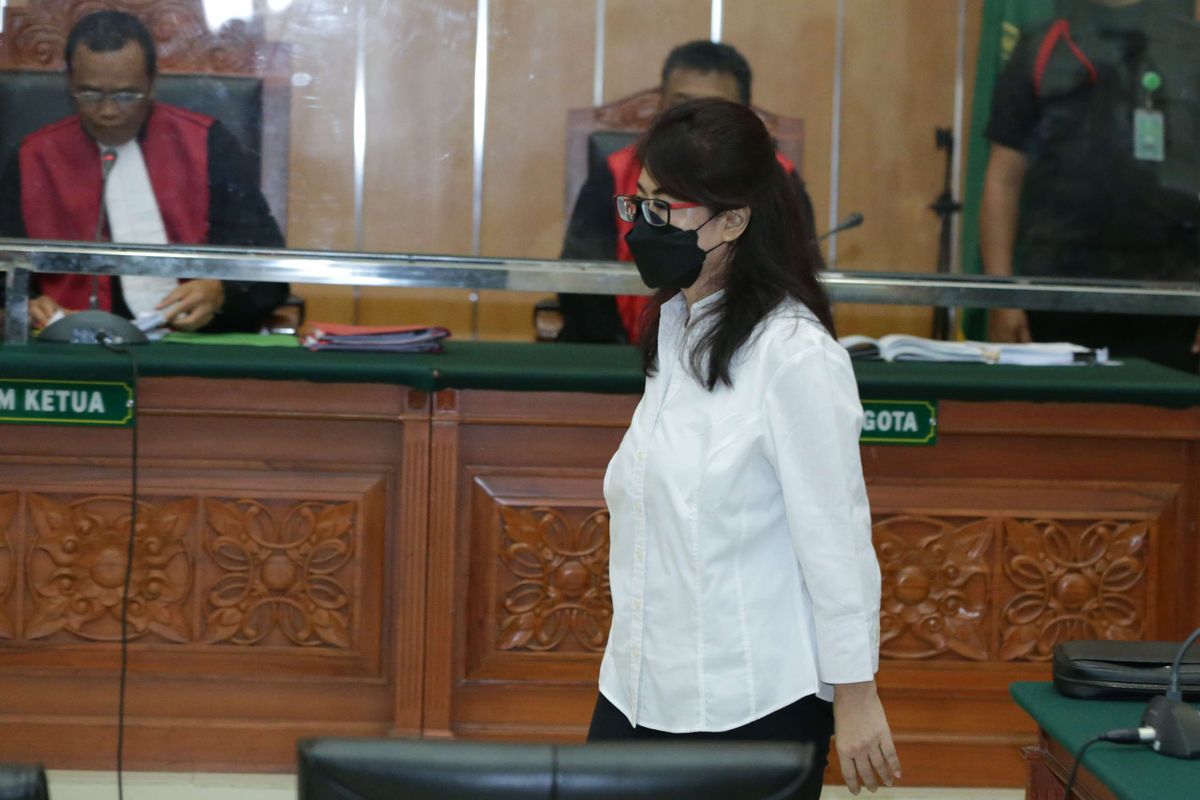 Linda Pujiastuti alias Anita menjalani sidang vonis di Pengadilan Negeri Jakarta Barat,  Rabu (10/5/2023). Majelis hakim menjatuhkan hukuman 17 tahun penjara dan denda sebesar Rp 2 miliar dalam kasus peredaran narkotika jenis sabu yang menjeratnya.