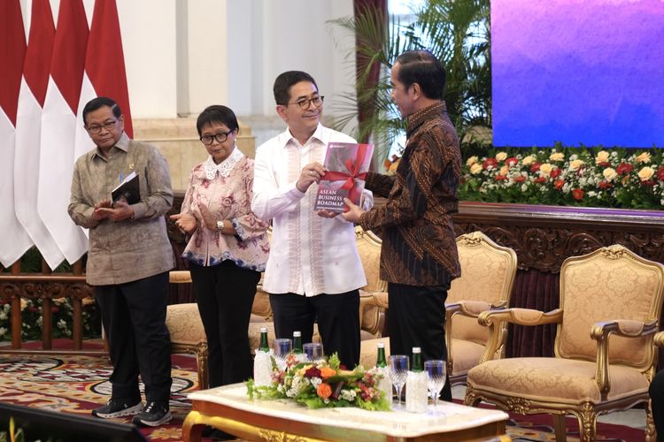 Ketua Association of Southeast Asian Nations Business Advisory Council (ASEAN-BAC) Arsjad Rasjid bersama Presiden Joko Widodo (Jokowi) dalam pembukaan ASEAN Business Summit Week 2023 di Istana Negara, Jakarta, Jumat (01/9/2023).
