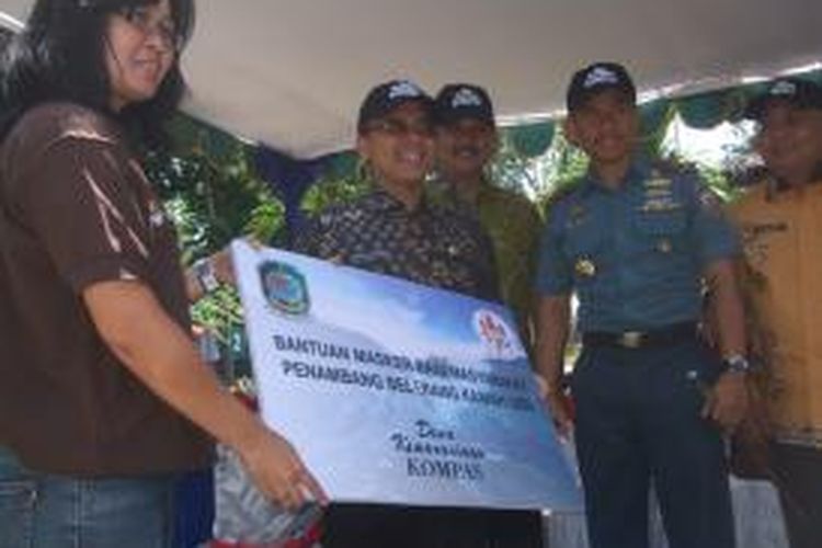 Kompas memberikan bantuan masker untuk penambang belerang secara simbolis kepada Bupati Banyuwangi Abdullah Azwar Anas Rabu (2/10/2013)