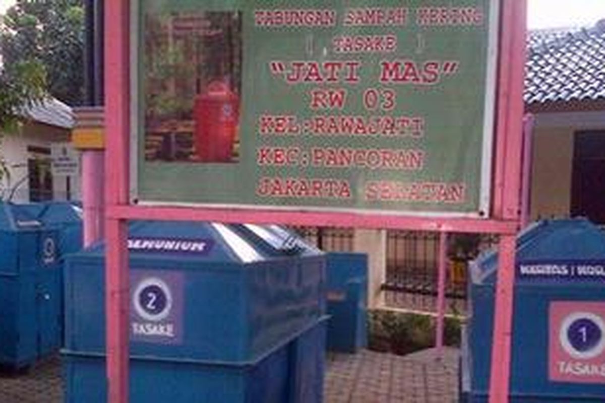 Bank Sampah di RW 03 Rawajati, Pancoran adalah upaya warga untuk penghijauan dan mengurangi volume sampah. Setiap warga memiliki buku tabungan sampah kering (Tasake) di Bank Sampah. Setiap sampah kering yang dibawa warga akan dihitung lalu dibayar pada akhir bulan setelah sampah laku terjual. Dari hasil setoran itu, anggota akan mendapat bayaran sesuai harga dari sampah yang disetor. Sampah organik dijadikakan pupuk kompos untuk tanaman warga.