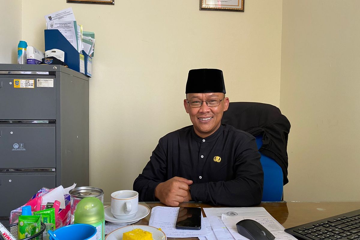 Kepala UPTD Pemakaman Umum Muhamad Iksan di ruang kantornya, di Gedung Dibaleka II, Balai Kota Depok, Kamis (18/1/2024).