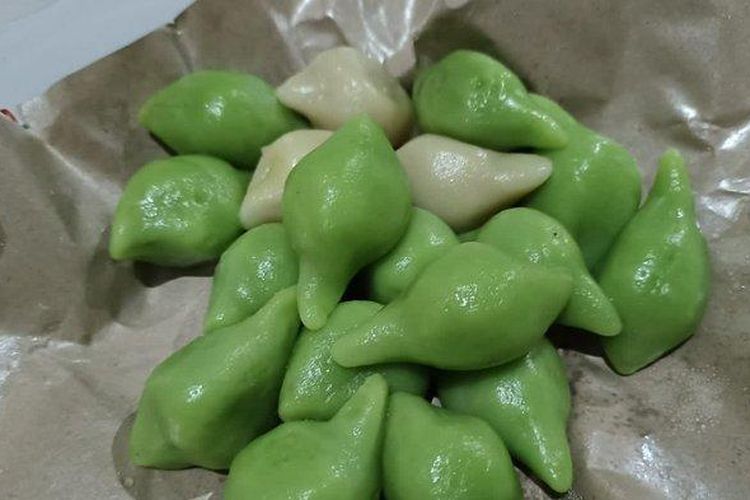 Kelepon, salah satu jajanan khas Lombok, Nusa Tenggara Barat. 