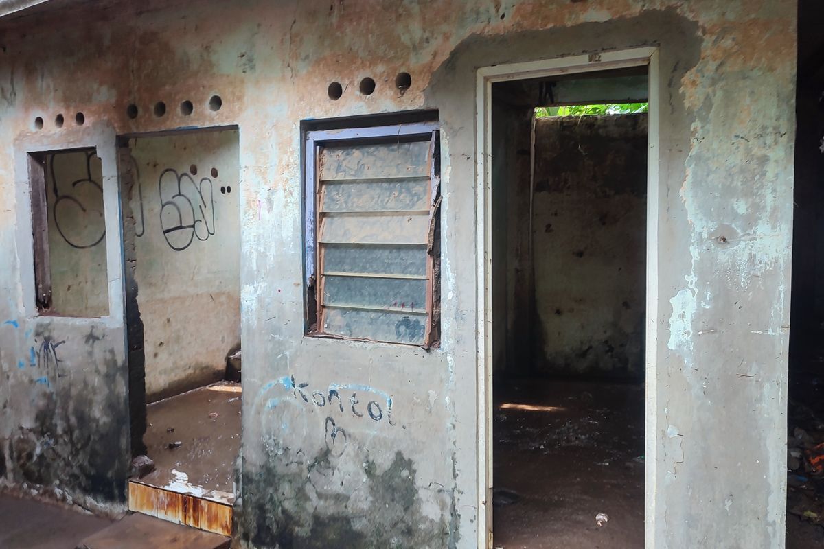 Salah satu rumah di kampung zombie di Cililitan, Jakarta Timur yang ditinggalkan oleh pemiliknya