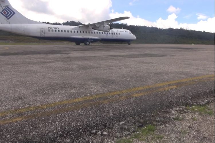 Tes landing pesawat ATR 72/200 di Lapter Waghete Kabupaten Deiyai Papua Tengah dari maskapai Trigana Air.