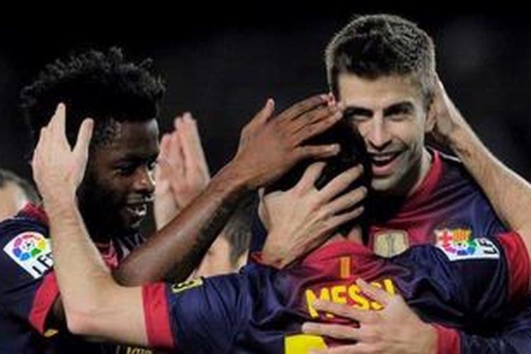 Penyerang Barcelona dari Argentina, Lionel Messi (tengah), merayakan golnya bersama rekan seklubnya dari Kamerun, Alex Song (kiri), dan asal Spanyol, Gerard Pique.