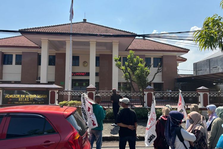 Demo Warga Ngawi: Pencuri Rp 125.000 Divonis 4 Tahun, Kades Kasus Uang Palsu 8 Bulan