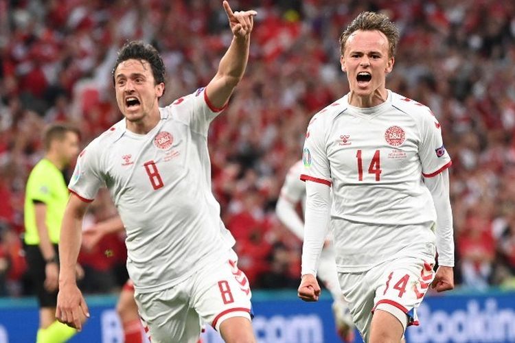 Penyerang Denmark, Mikkel Damsgaard (kanan), berselebrasi bersama rekannya setelah mencetak gol pada pertandingan Grup B Piala Eropa antara Rusia vs Denmark di Parken Stadium, Kopenhagen, Senin (21/6/2021) atau Selasa dini hari WIB.