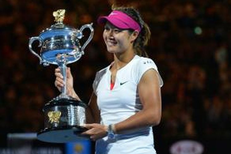 Petenis China, Li Na mengangkat trofi juara Australian Open, setelah memenangi laga final melawan petenis Slovakia, Dominika Cibulkova di Rod Laver Arena, Melbourne Park, Sabtu (25/01/2014). Li Na menang 7-6(3), 6-0.