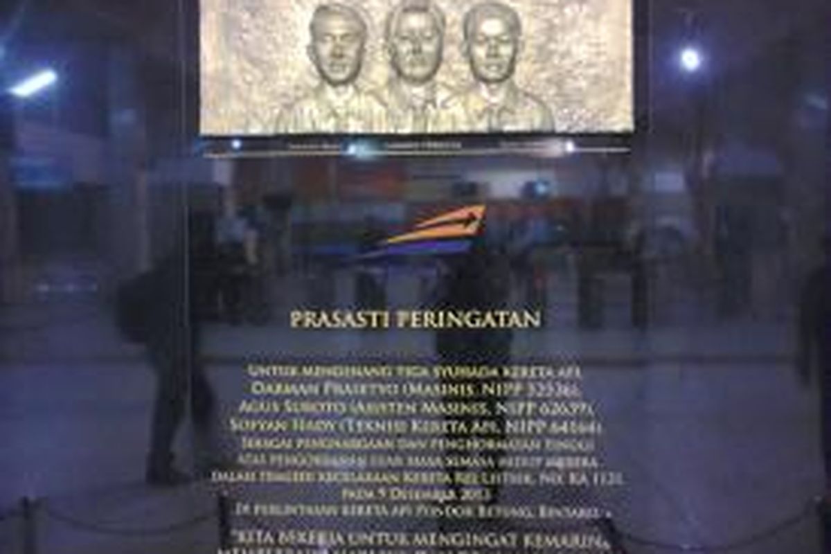 Prasasti peringatan mengenang tiga awak KRL yang turut menjadi korban kecelakaan kereta di Bintaro pada 9 Desember 2013 lalu.