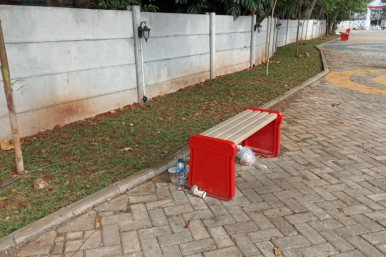 Sampah di Situ Cipondoh, Kota Tangerang, pada Jumat (27/1/2023).