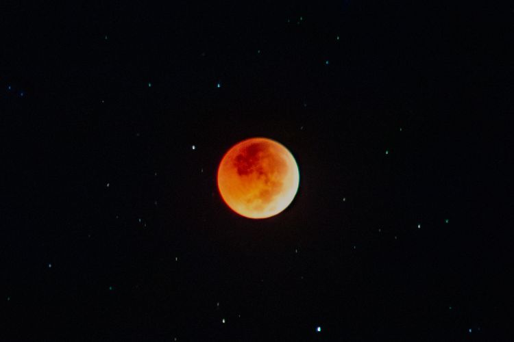 Niat dan Tata Cara Shalat Gerhana Bulan Sendirian Malam Ini