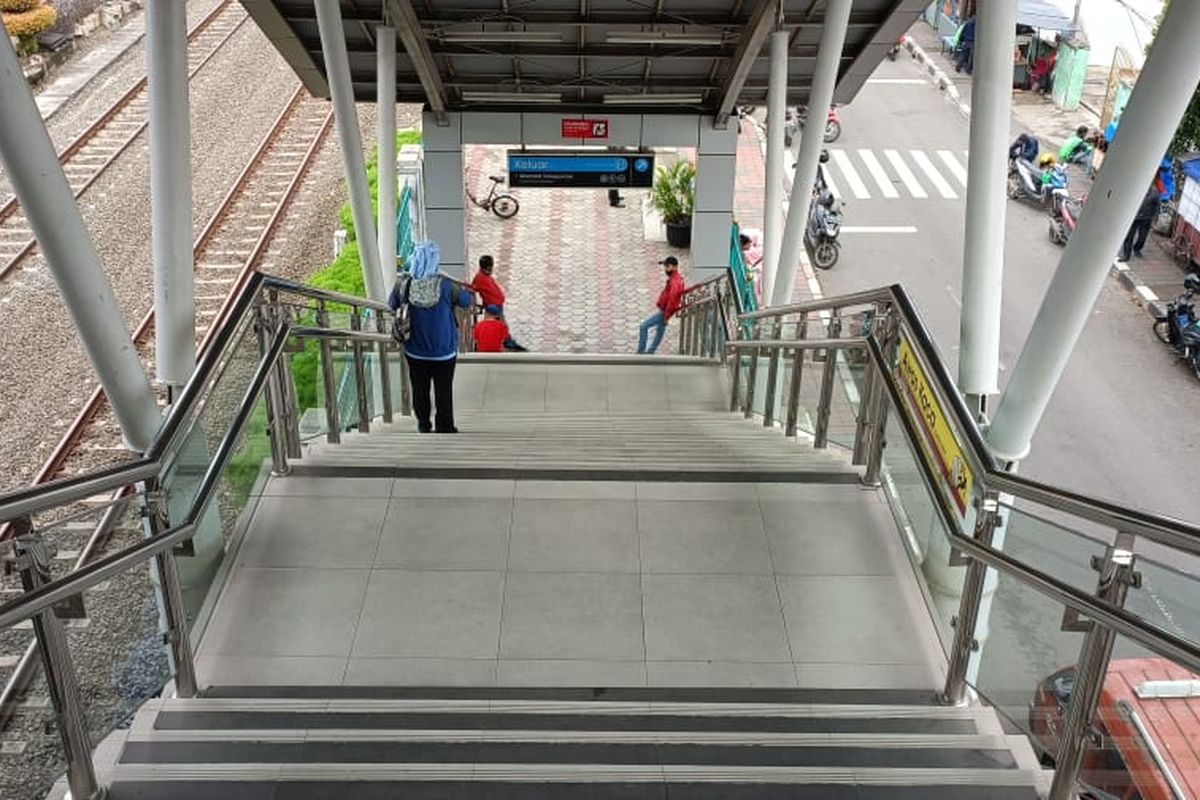 Akses masuk Stasiun Cakung yang berada di Jalan Raya Stasiun Cakung, Jakarta Timur. Di sisi ini, pengguna hanya bisa masuk ke area stasiun melalui anak tangga tanpa tersedianya lift atau eskalator.