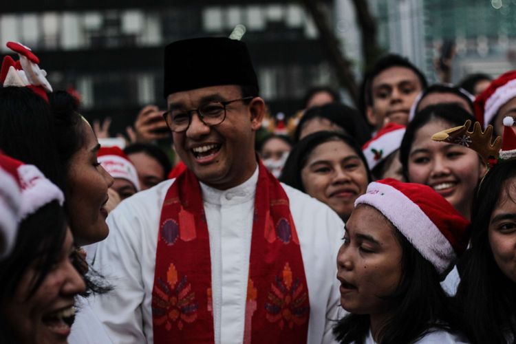 Gubernur DKI Jakarta Anies Baswedan mengunjungi pertunjukan Christmas Carol di trotoar Taman Dukuh Atas, Kuningan, Setia Budi, Jakarta Pusat, Jumat (20/12/2019). Pertunjukan ini berada di sepanjang jalan Sudirman-Thamrin mulai 18-20 Desember 2019.