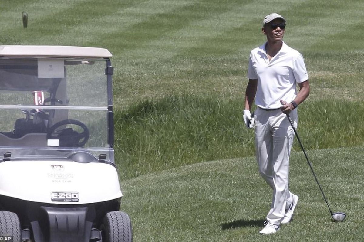 Barrack Obama menikmati waktu bermain golf di Italia.