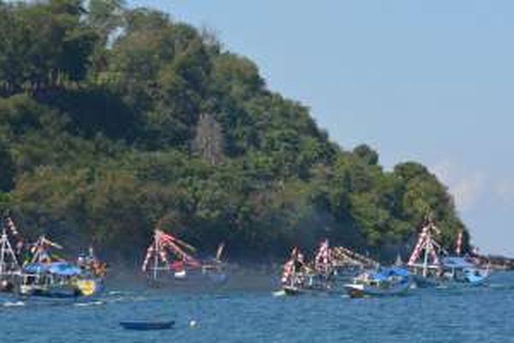 Parade perahu oleh nelayan di Kota Borong untuk memeriahkan HUT ke-71 RI sekaligus mempromosikan pariwisata bahari di sekitar Dermaga Borong, Kelurahan Kota Ndora, Kecamatan Borong, Manggarai Timur, Flores, NTT, Jumat (19/8/2016). 
