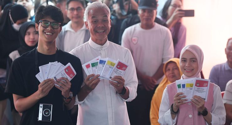 Warga Beri Semangat ke Ganjar Usai "Nyoblos" di TPS: Semoga Menang Pak