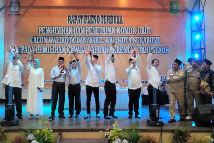 Empat pasangan calon Pilkada Kota Sukabumi memperlihatkan nomor urut masing-masing saat rapat pleno terbuka di Gedung Juang, Kota Sukabumi, Jawa Barat, Selasa (13/2/2018).