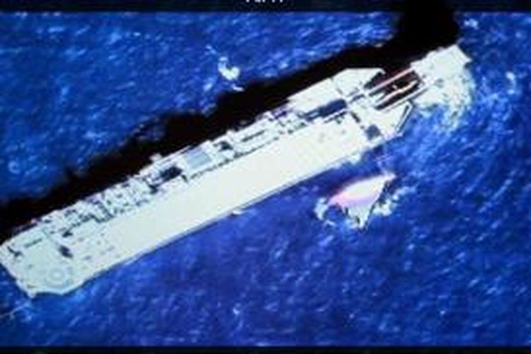 Klaim temuan puing MH370 Malaysia Airlines di Vietnam, seperti diungkap Daily Mail edisi 1 Mei 2014. Obyek di samping kapal tersebut diyakini sebagai ekor pesawat yang hilang kontak sejak 8 Maret 2014, ditambah komposisi warna yang menyerupai desain maskapai Malaysia Airlines.