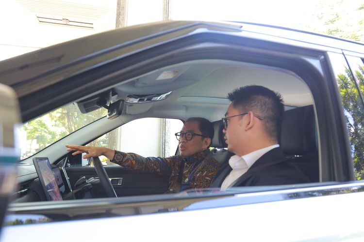 Ketika Wamen Perindustrian Faisol Riza Puji Jaecoo J7 SHS