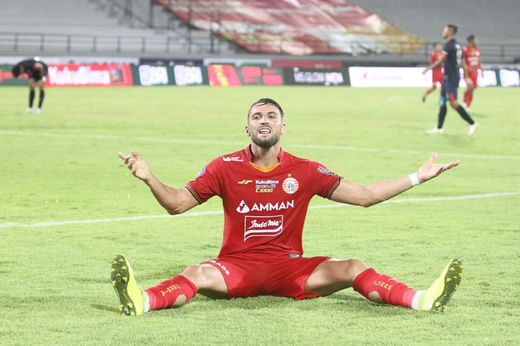 Penyerang Persija, Marko Simic, melakukan selebrasi usai membobol gawang Arema FC dalam laga Liga 1 2021-2022 di Stadion Kapten I Wayan Dipta, Bali, Sabtu 5 Februari 2022. 